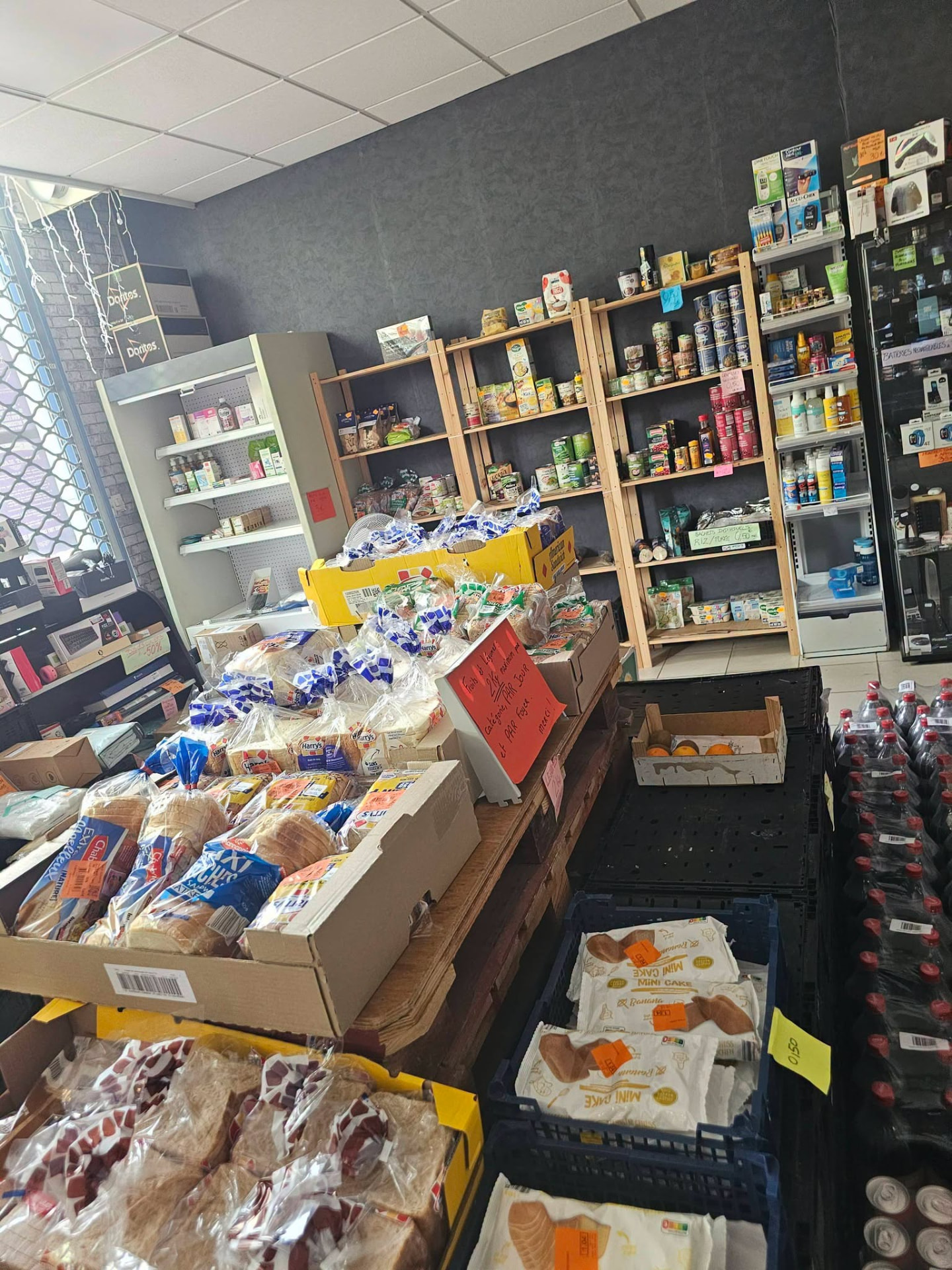 Denrées alimentaires et rayonnages de l'épicerie solidaire de Hautmont